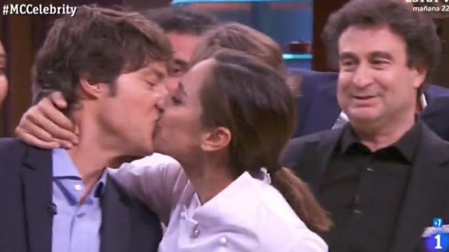 El moment del petó entre Tamara Falcó i Jordi Cruz