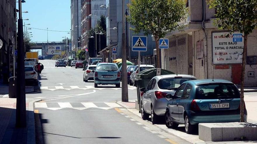 Parte del tramo ya reformado, hasta el cruce Luis Seoane, y resto de la avenida pendiente de mejora, hasta O Pino. // Rafa Vázquez