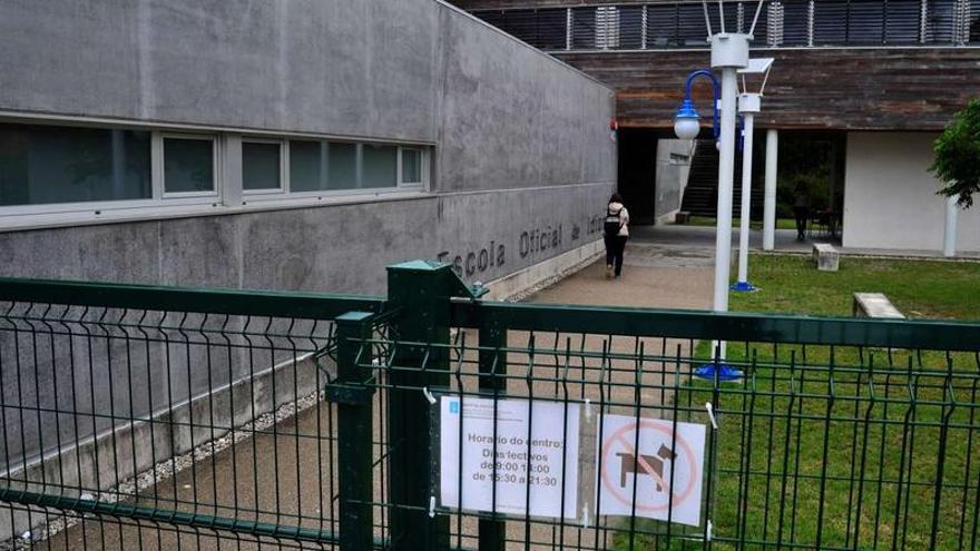 Los carteles de la EOI de Vilagarcía que prohíben el acceso de perros tuvieron que reponerse tras ser arrancados.
