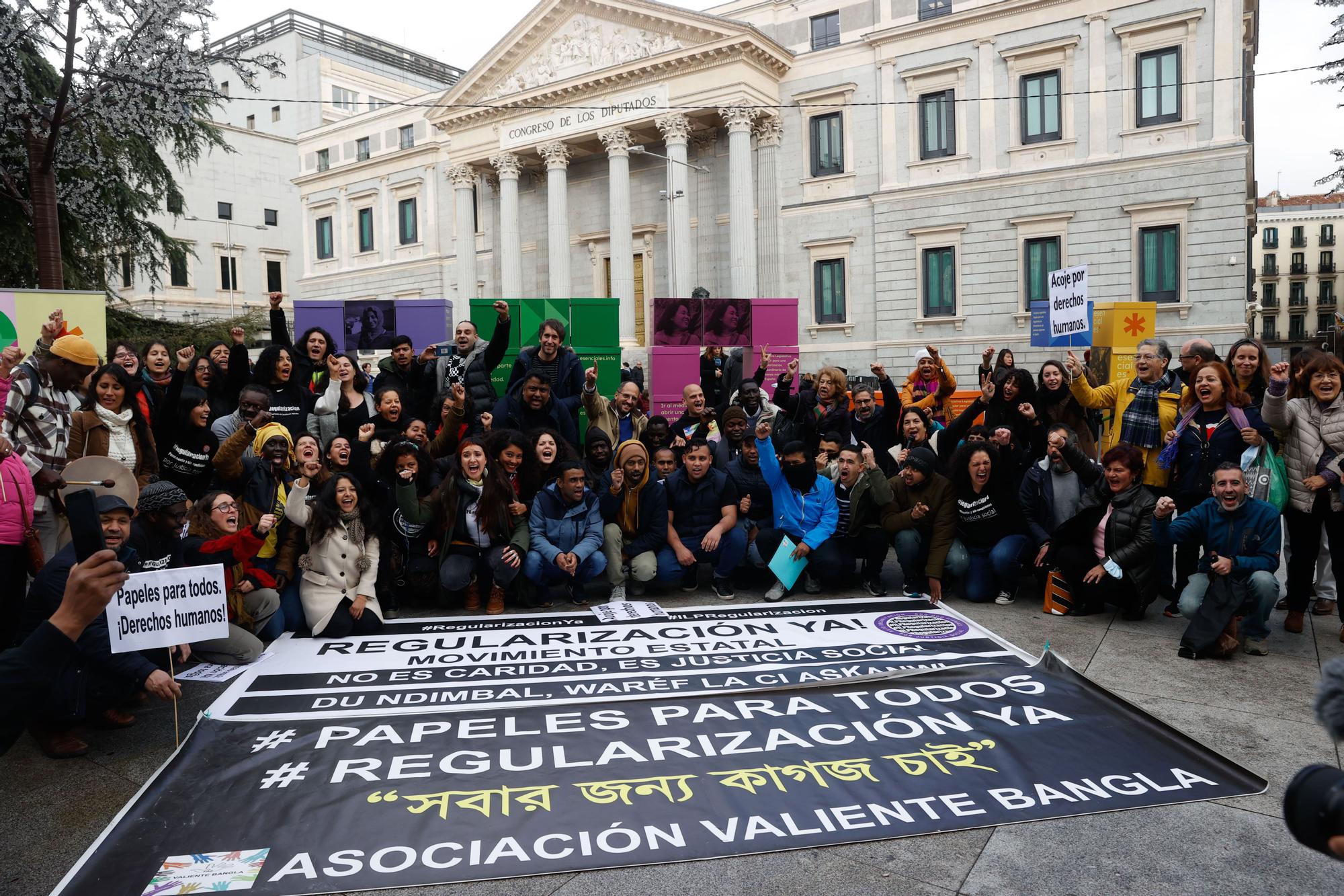 900 organizaciones se concentran en el exterior del Congreso este miércoles con motivo de su entrega de cajas con firmas para la regularización extraordinaria de personas migrantes