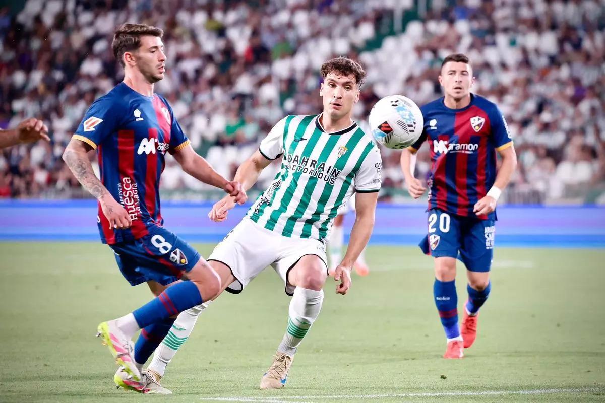 Diego Percan presiona la salida de balón rival en el Córdoba CF-Huesca, último partido de la 25-26.