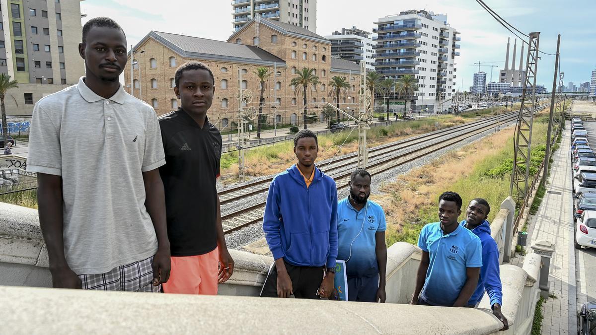 Diougouba, Ibrahim, Mahamadou O., Mohamadou G., Mamadou, y Mahamadou, son jovenes malienses que han sido reubicados a Badalona tras llegar a España en patera.