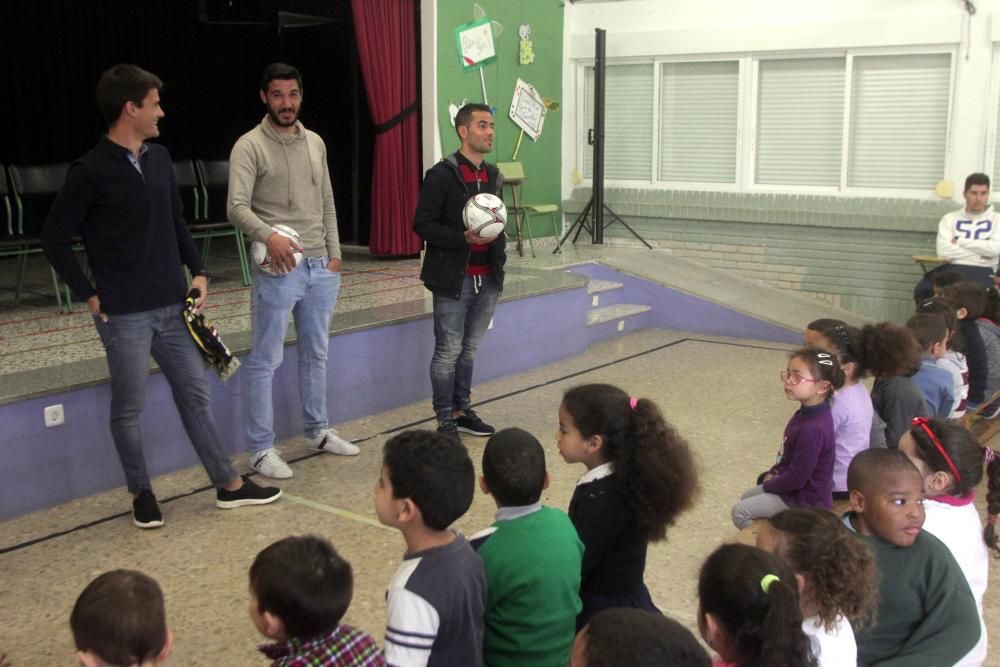 Futbolistas del Cartagena visitan un colegio