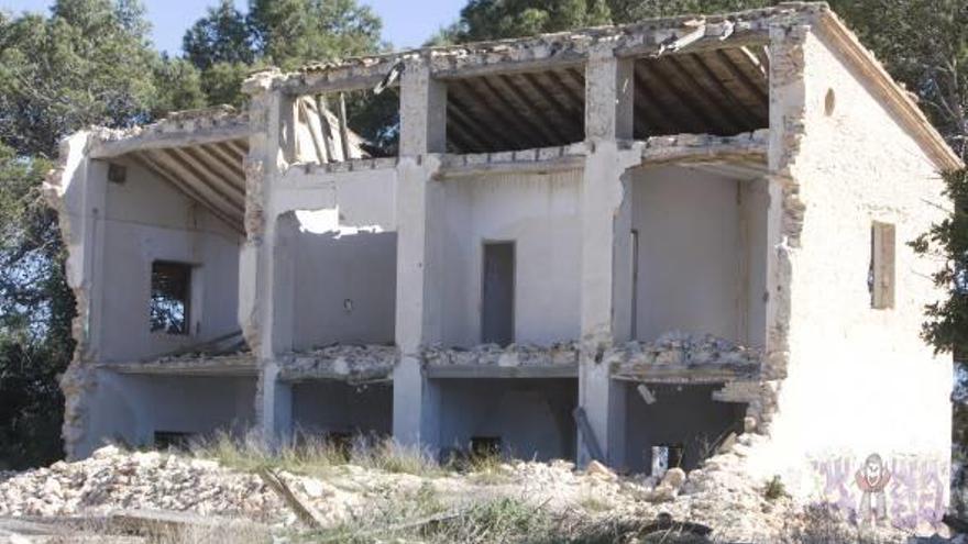 Estado de la casa Bonavista tras el derribo parcial de la misma, en una imagen de ayer.