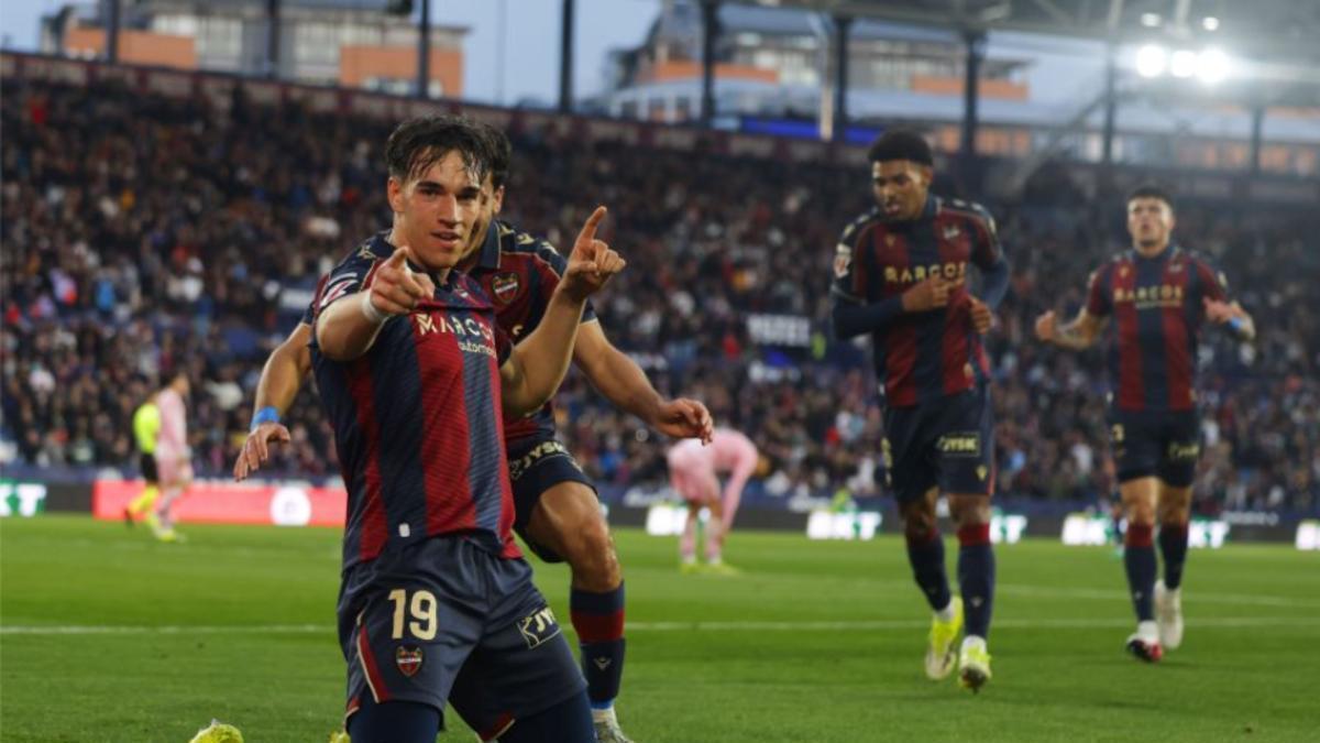 Carlos Espí celebrando uno de sus goles ante el Real Oviedo en el Ciutat de València