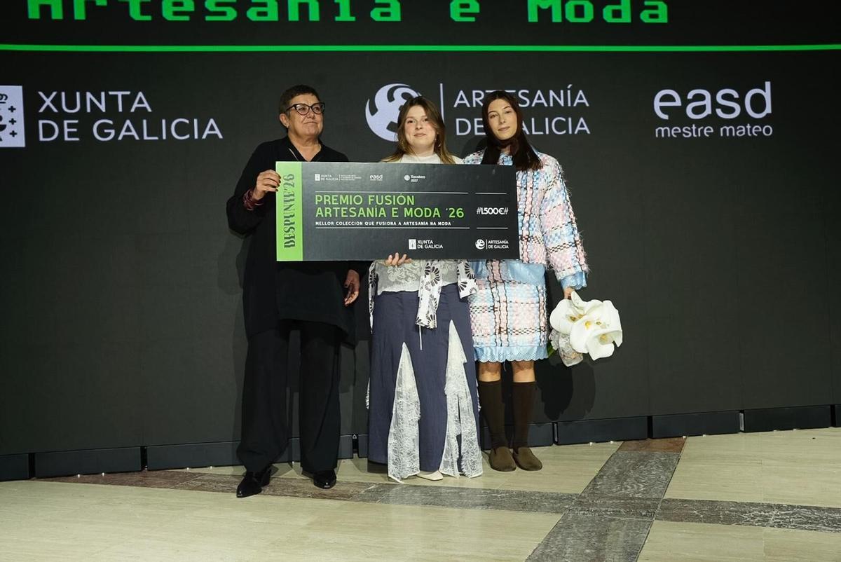 Ainhoa Iglesias, en el centro, recibe el Premio Fusión Artesanía e Moda de Elena Fabreiro, de Artesanía de Galicia, a la izquierda
