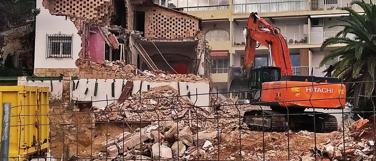 La demolición en la primera línea de la costa del Muntanyar de Xàbia. | LEVANTE-EMV