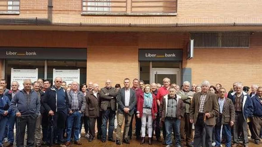 La protesta ante la oficina de Liberbank en Santa Eulalia.
