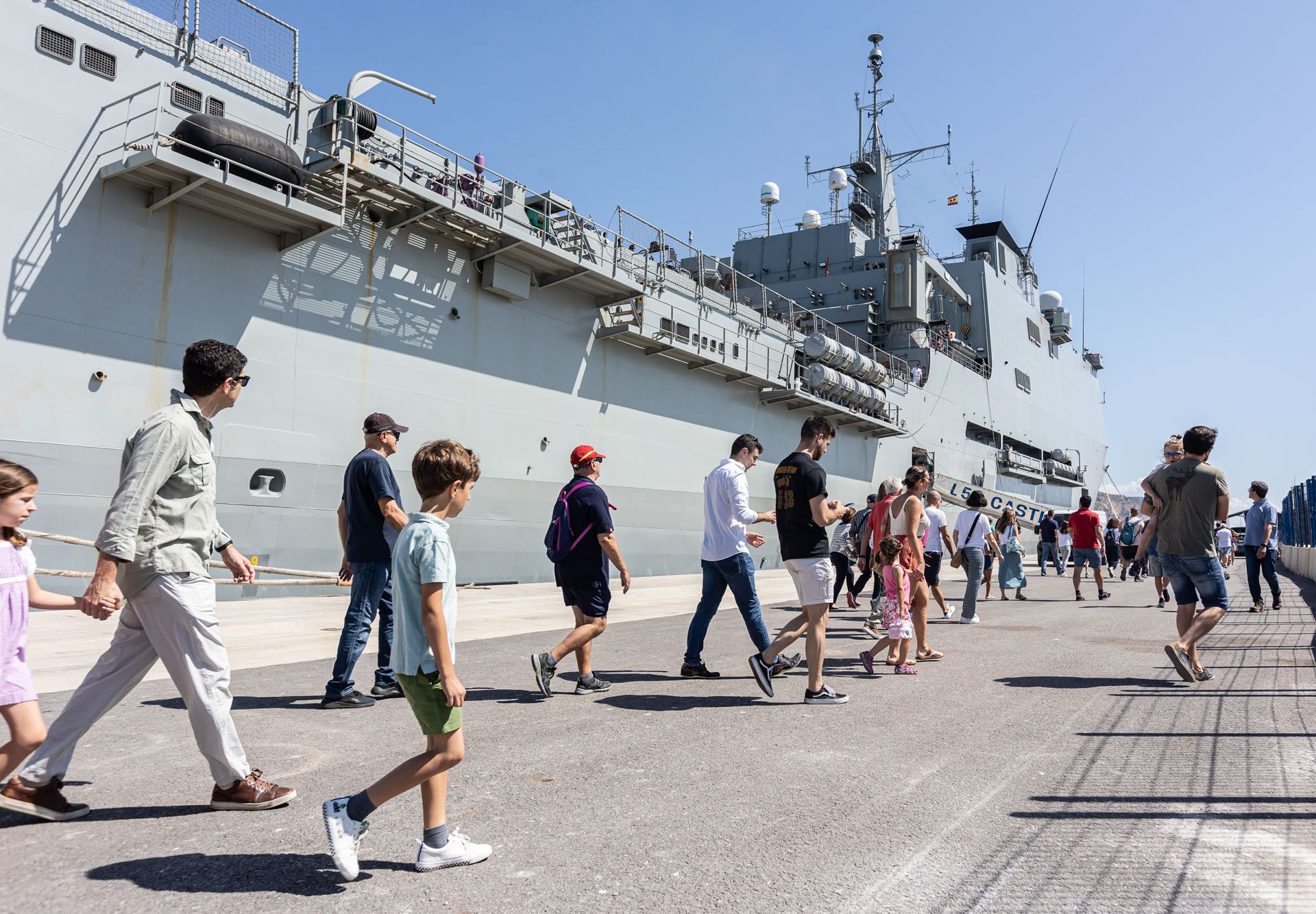 Colas para visitar el buque Castilla de la Armada Española