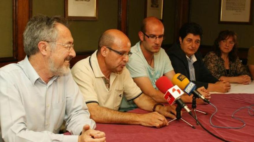 Representantes de IU y el PSOE explican el pacto alcanzado para gobernar el Ayuntamiento de Villaralbo.
