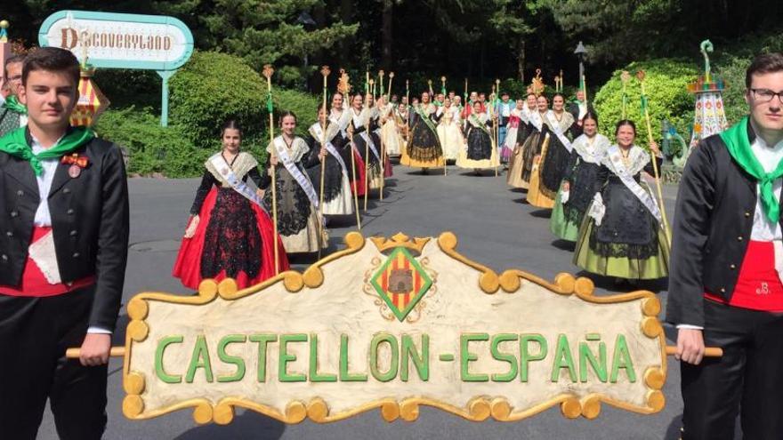 Castelló pasea las fiestas de la Magdalena por el parque temático de Disney en París