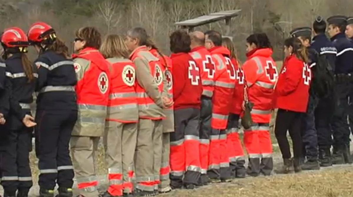 Equips espanyols de la Creu Roja reben les famílies que viatgen des de Catalunya als Alps francesos.