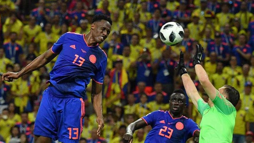 Yerry Mina marca de cabeza el primer gol de Colombia al adelantarse el portero rival. // Saeed Khan