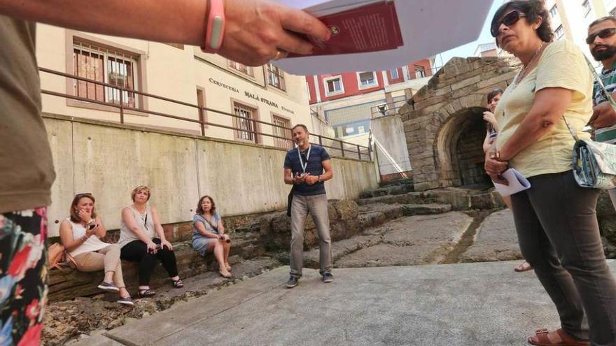 Parte de los bibliotecarios, en la fuente de Foncalada.