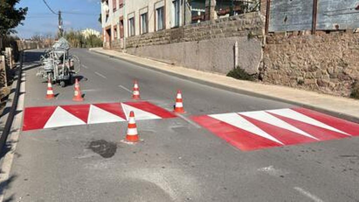 Treballs de pintura d’una esquena d’ase al Camí de la Gravera