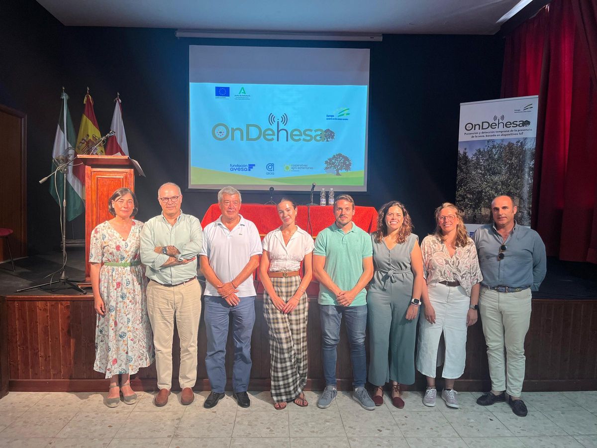 De izquierda a derecha, Beatriz Isabel, dra. en veterinaria Univ. Complutense, Vicente Rodríguez, dr. en veterinaria Universidad de Córdoba, Agustín González, consejero de Cooperativas Agro-alimentarias de Andalucía, Carmen Eliche, coordinadora técnica de desarrollos firmware e ingeniera técnica de AICIA, David Gómez, ingeniero en I+D de Fundación AYESA, Coronada Ñudi, propietaria la finca experimental, Obdulia Parra, técnica de I+D en Cooperativas Agro-alimentarias de Andalucía y Javier Bolaños, propieatrio la finca experimental.