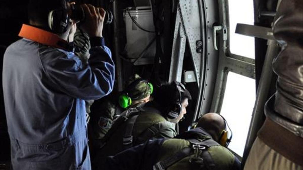 Un avión participante en la búsqueda del submarino desaparecido.