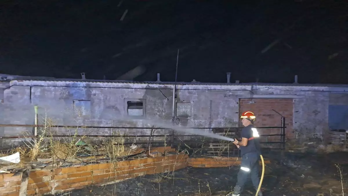 Los bomberos evitan que un incendio se propague a varias naves agrícolas en Villalpando