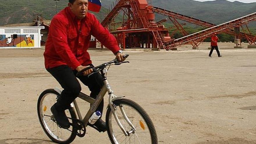 Hugo Chávez pasea en bicicleta en el pueblo de Miranda.