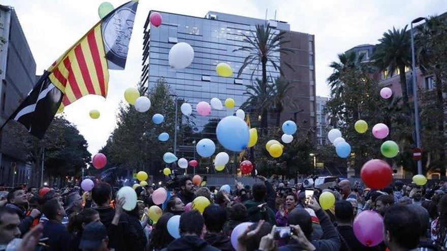 Los CDR lanzan globos de pintura para pedir la dimisión de Buch