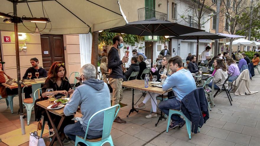 Bares y restaurantes podrán tener 8 personas por mesa en las terrazas