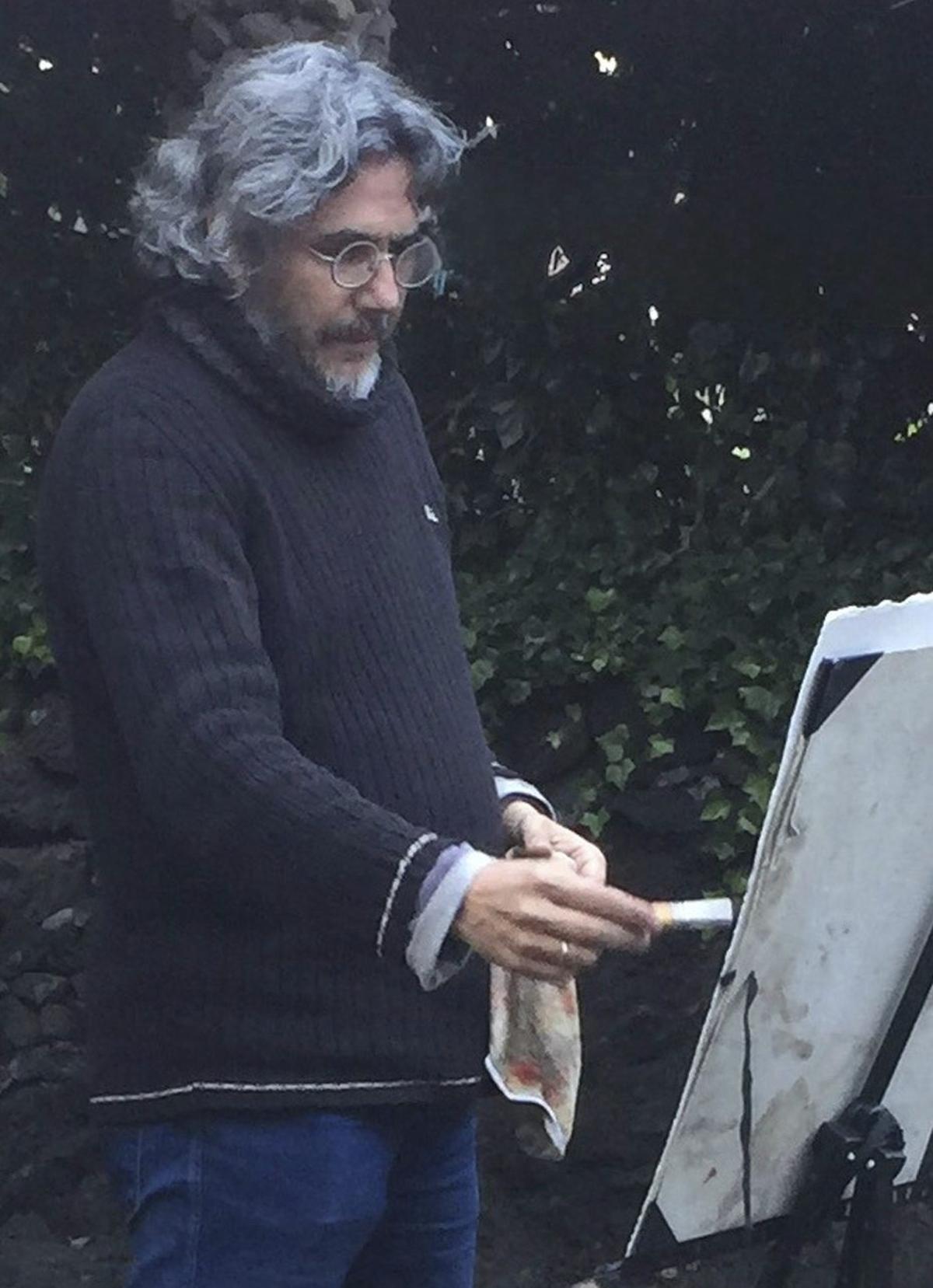 Gonzalo Cabrera (Santa Cruz de La Palma, 1966) pintando. | E. D.