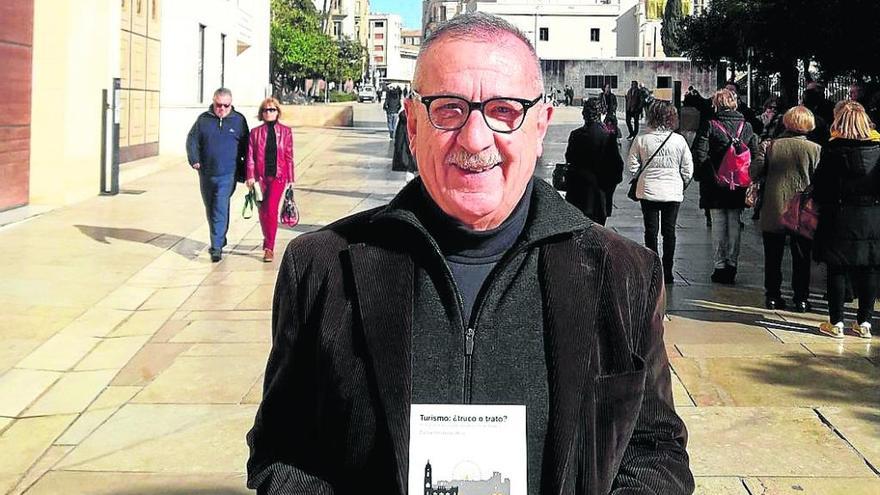 Carlos Hernández Pezzi presentó su libro en la calle Alcazabilla.