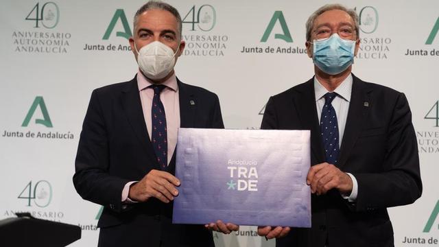 Rueda de prensa posterior al Consejo de Gobierno. Comparecen el consejero de la Presidencia, Administración Pública e Interior y portavoz del Gobierno andaluz, Elías Bendodo (i), y el consejero de Transformación Económica, Industria, Conocimiento y Univer