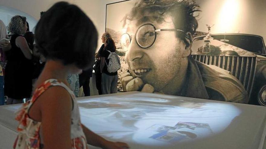 Visitants ahir a la casa museu on Lennon va residir en la seva visita a Almeria fa 50 anys