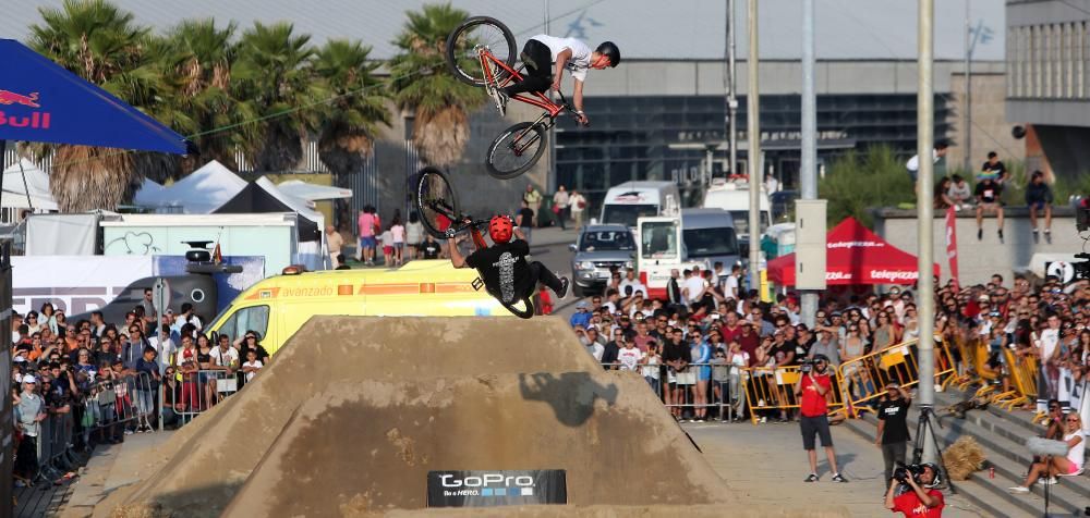 El festival de deportes urbanos atrajo ayer a As Avenidas a miles de personas para presenciar las espectaculares actuaciones de los participantes en pruebas de skate, bicicleta y motocross