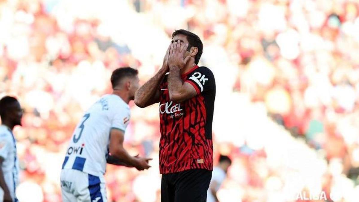 Abdón se pone las manos en la cara tras erraruna clara ocasión frente al Leganés.