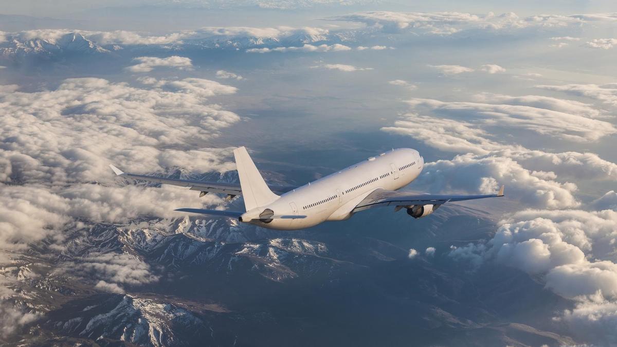 Archivo - Avión en vuelo