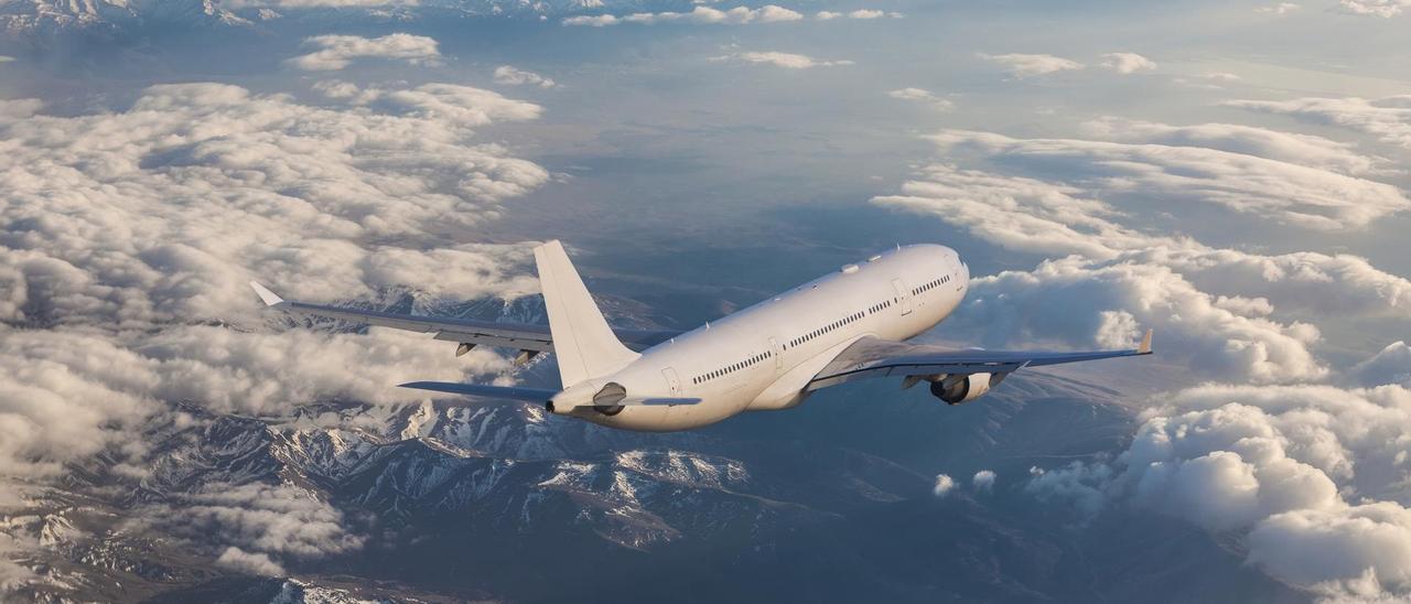 Un avión en pleno vuelo.