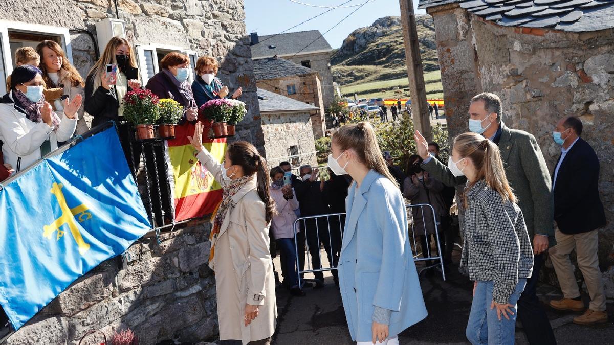 Pueblo Ejemplar 2021: La Familia Real visita Santa María del Puerto, en Somiedo