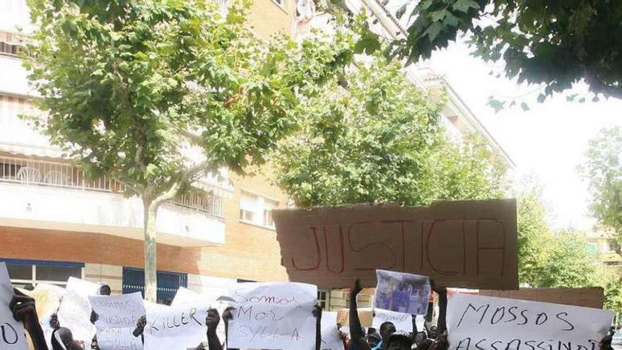 Manifestación de senegaleses, ayer, en Salou. // Efe