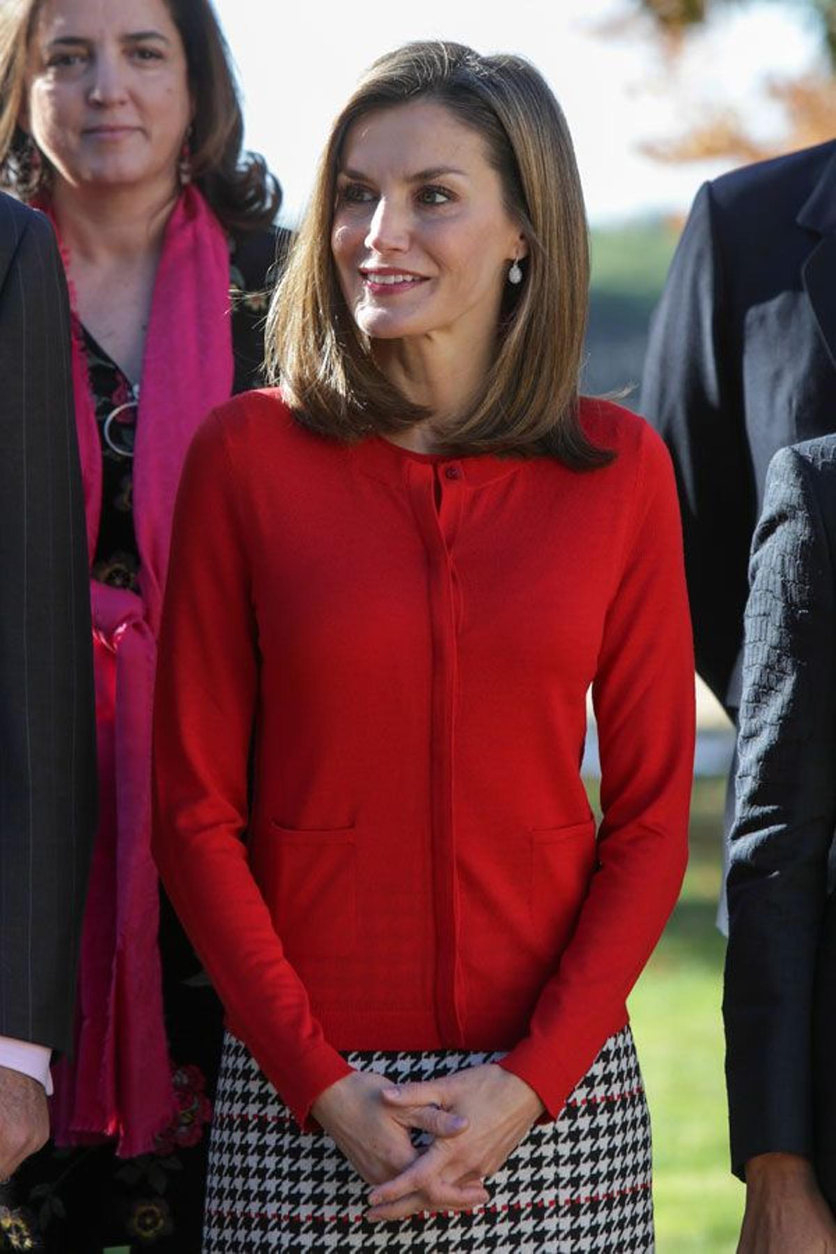 Detalle de Letizia Ortiz con falda de Hugo Boss y chaqueta de punto roja