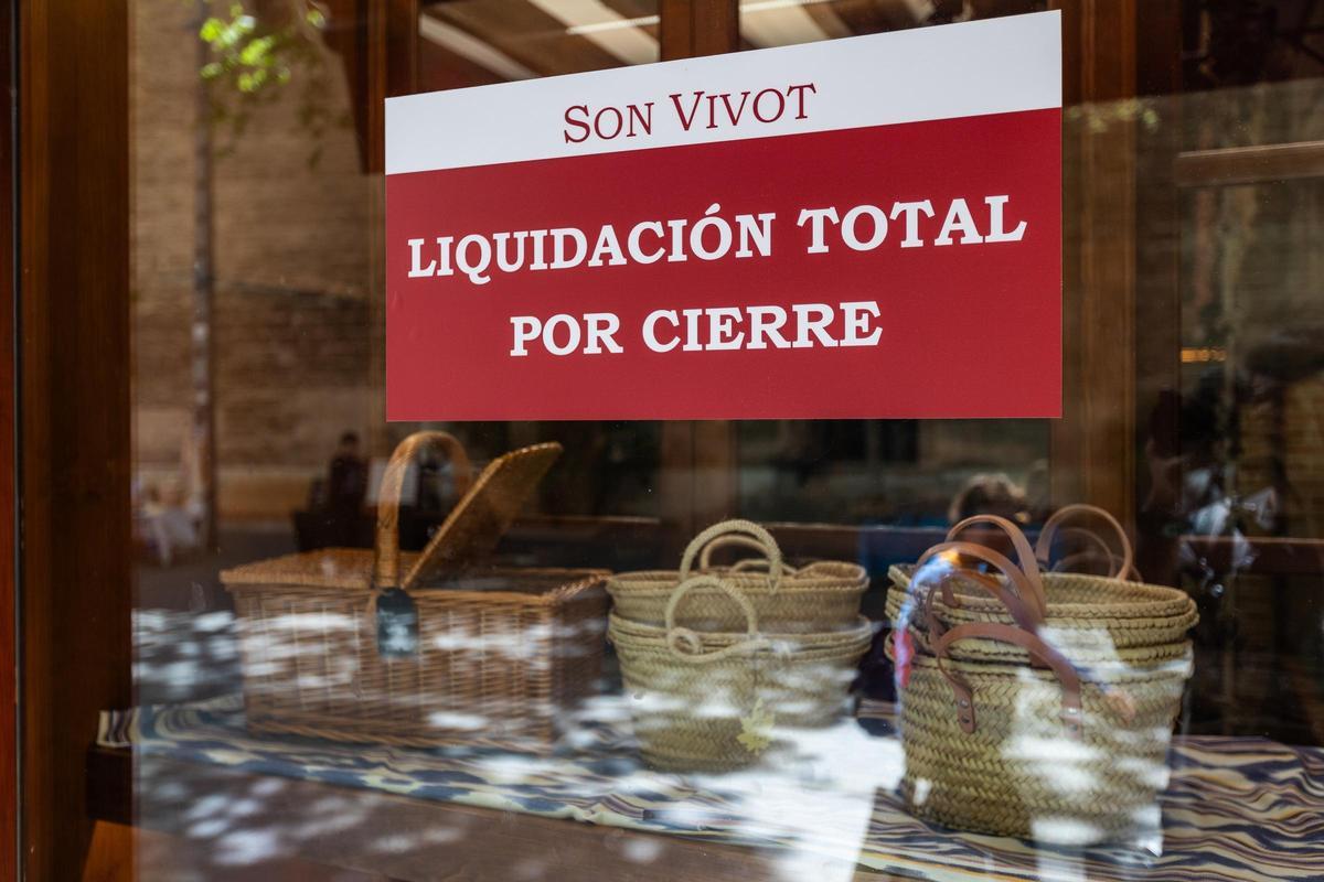 El escaparate del comercio 'Son Vivot' anuncia 'liquidación por cierre' en una calle de Palma de Mallorca, a 16 de abril de 2024,