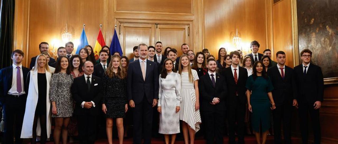 La Familia Real recibe a los estudiantes premio fin de carrera de la Universidad de Oviedo 2022.