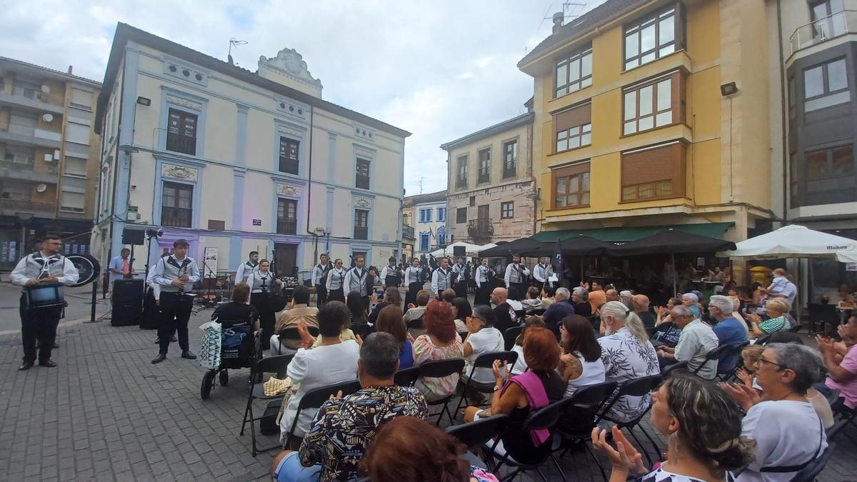 Concierto del festival Folk in Grau en 2025, con la plaza General Ponte abarrotada.