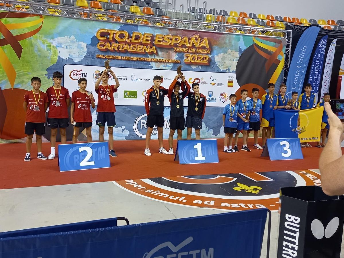 El equipo vilagarciano en la segunda posición del podio en Cartagena.