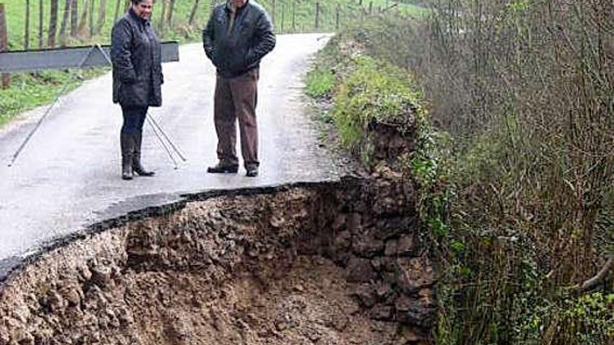 Rosa Domínguez y Juan Vega, visitando la zona del hundimiento.