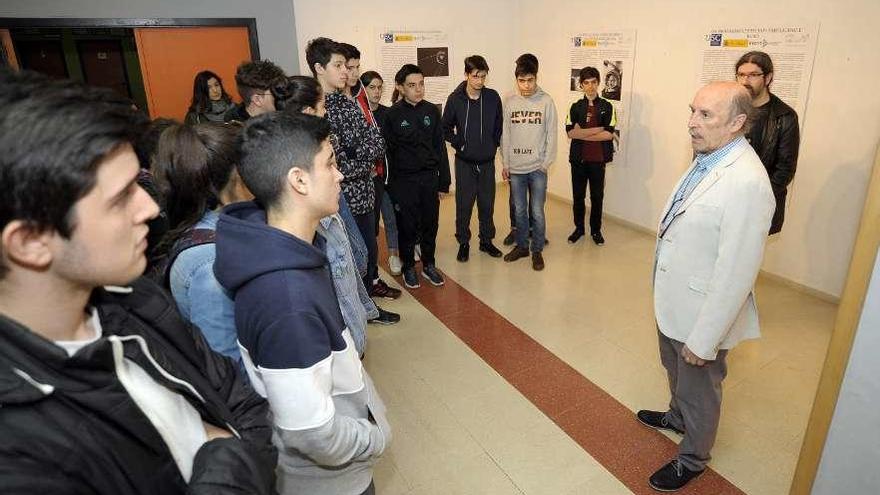 Docobo guió a alumnos del IES Aller en la exposición sobre astronomía del auditorio. // Bernabé/Javier Lalín