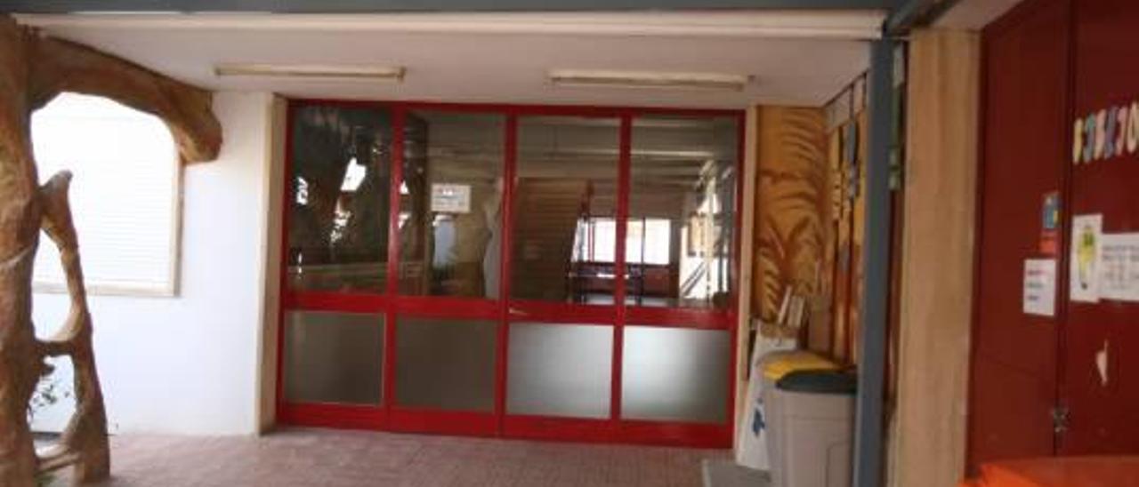 Enguera desaloja 11 aulas del colegio hasta que el Consell pruebe la seguridad del  techo