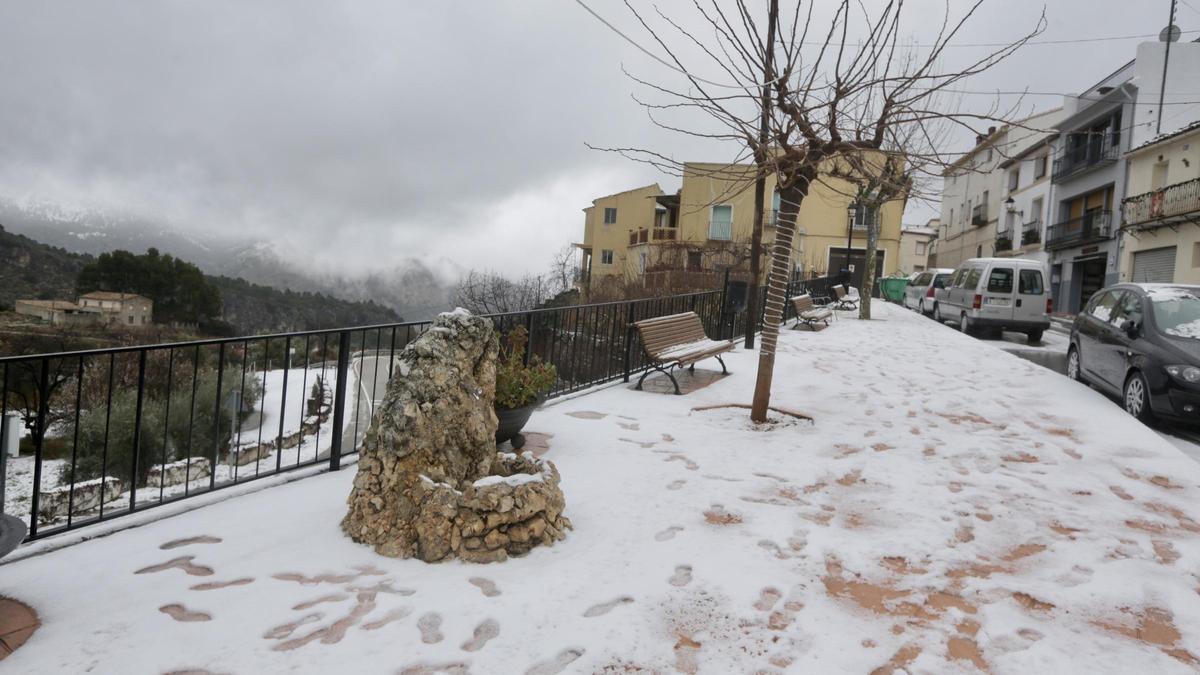 La nieve llega a Confrides