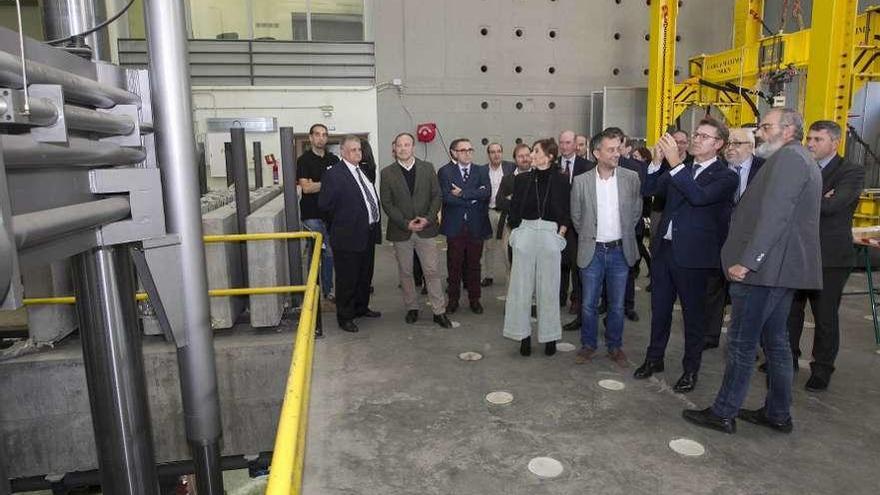 Núñez Feijóo, con las manos en alto, junto al alcalde en el Citeec de la Universidad.