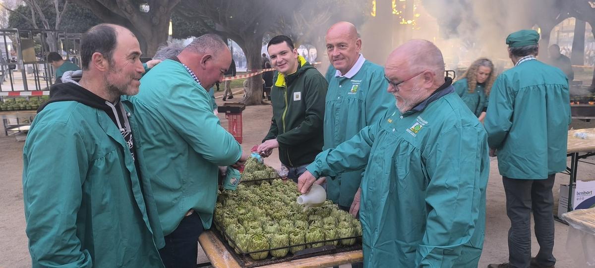 Preparación de 'carxofes' durante la 'torrà' popular en Benicarló.