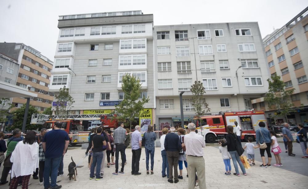 Los bomberos rescatan una niña y su padre en un incendio en un piso del Agra do Orzán