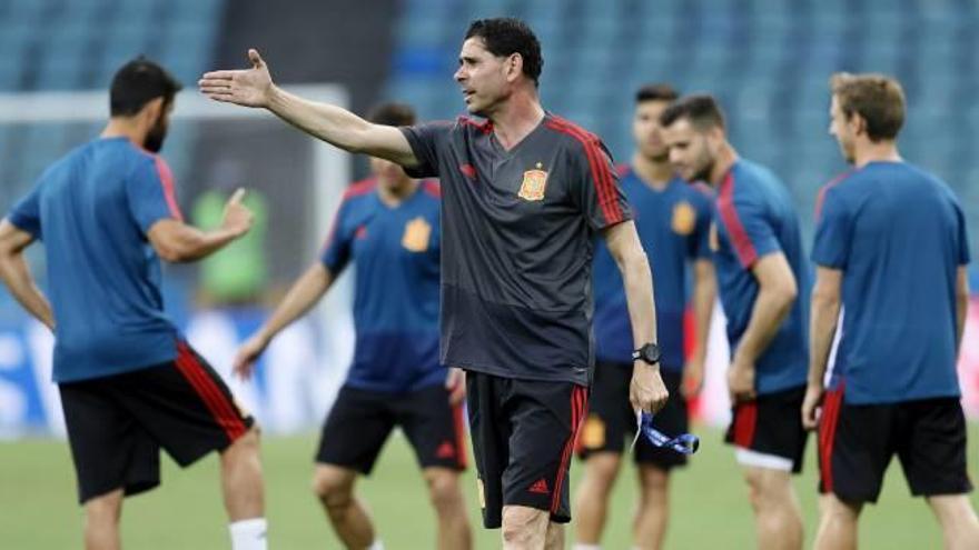 El seleccionador nacional Fernando Hierro da instrucciones ayer en el estadio de Sochi en el que hoy debuta España ante Portugal.