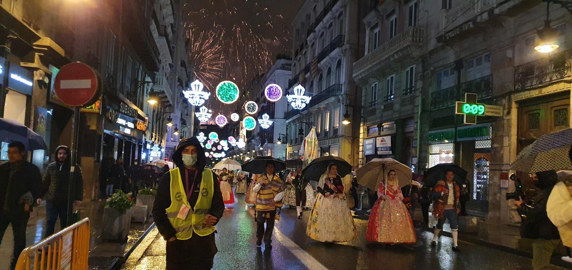 Érica y Camila, Falleras Mayores de Riba Roja, desfilan en la Ofrenda de València