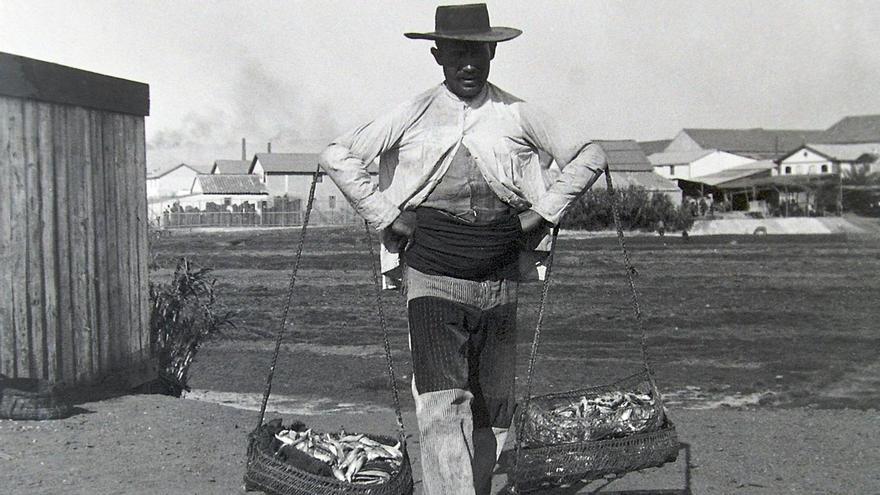 Vendedor de pescado con los clásicos cenachos, en 1905.